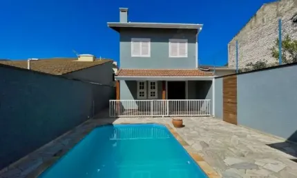 Casa na Vila Giglio em Atibaia com 3 dormitórios sendo 1 suíte,  sala ampla, cozinha, piscina,  churrasqueira.