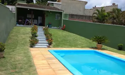 Casa térrea na vila santista em atibaia sp.  4 dormitórios,  piscina,  espaço gramado e área gourmet.
