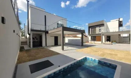 Casa de alto padrão à venda em condomínio exclusivo de Atibaia-SP, Nova Gardênia! 3 quartos, 3 suítes, 2 salas, 4 banheiros, 4 vagas de garagem e 170m² de área. Imperdível!