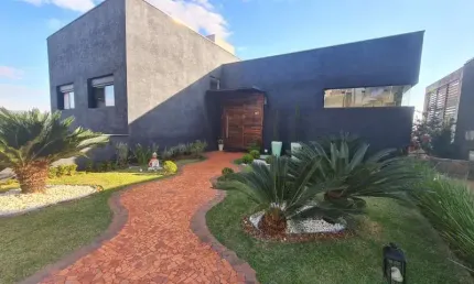 Casa no Condomínio no Porto Atibaia:  3 Suítes, escritório, Salas, 6 Banheiros, piscina, area gourmet venda ou locação!