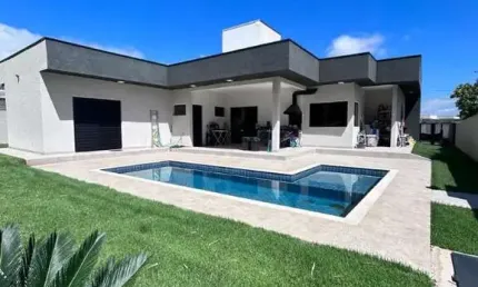 Casa nova térrea mobiliada no Condomínio Shamballa em Atibaia SP. São 3 suítes, ecritório , sala com pé direito alto, armários planejados, piscina.