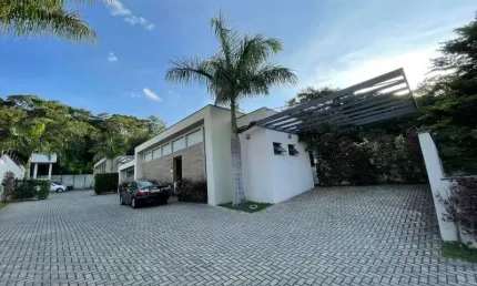 Casa térrea em condomínio fechado muito bem localizada, com 3 suites, com armários planejados em todos os ambientes, ar condicionado (nas suites e sala)
