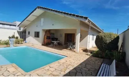 Casa térrea no Condomínio Shangrilla em Atibaia SP.  3 dormitórios,  2 suítes,  piscina, espaço gramado.