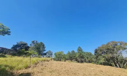 Terreno plano no Condomínio Estancia dos Lagos em Atibaia SP. São 1.500 m2 totalmente aproveitável e plano, uma vista linda e excelente localização.
