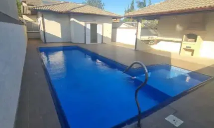 Casa nova térrea no Bairro Jd dos Pinheiros em Atibaia SP.  São 4 suítes, sala vários ambientes,  mezanino, cozinha planejada,  área gourmet,  piscina