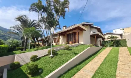 Casa térrea no Condomínio Flamboyant em Atibaia SP. 4 dormitórios sendo 2 suítes na casa principal, mais 2 suítes externas próximo a piscina ...