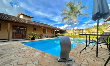 Linda casa/chácara em Atibaia em excelente localização!