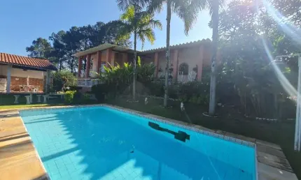 Casa térrea no Condomínio Estância Dos Lagos  em Atibaia SP. Piscina,  churrasqueira,  amplo espaço gramado, segurança 24 hs.
