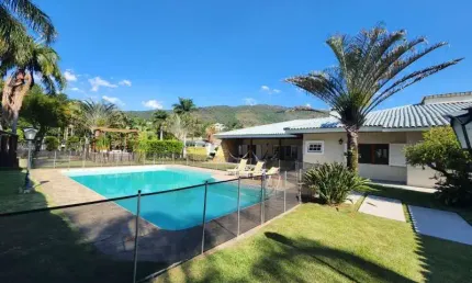 Casa térrea no Condomínio Flamboyant em Atibaia SP.  Terreno com 2 mil m2