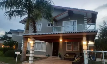 Sobrado no  Condomínio Terras de Atibaia em Atibaia SP. São 3 amplos dormitórios, sendo 1 suíte, sala para 2 ambientes, cozinha com armários embutidos