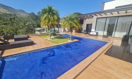 Luxuosa Casa em Condomínio Flamboyant: 4 suítes, 5 salas, 8 banheiros, 8 vagas, 720m² - Atibaia-SP.