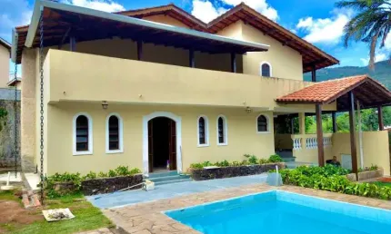Casa no Jardim Maristela em Atibaia SP.  São 3 dormitórios sendo 1 suíte,  sala ampla, cozinha, despensa, lavabo, piscina churrasqueira,  garagem para