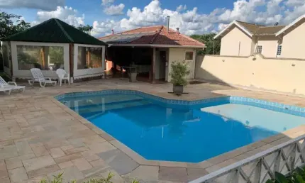 Casa em Condomínio próximo a Al Lucas em Atibaia SP.  São 4 suítes, sendo 2 com closet, Sala de estar, sala de jantar, lareira, home theater, escritório, lavabo, despensa, cozinha, área de serviço, su