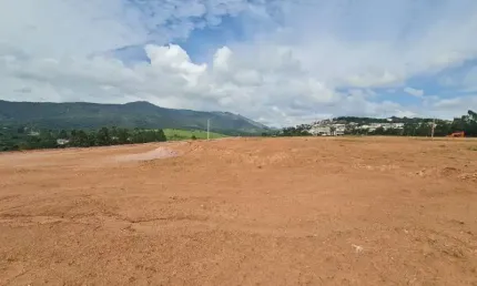 Terreno plano com uma linda vista para as montanhas no Condomínio Vista da Serra em Atibaia SP.