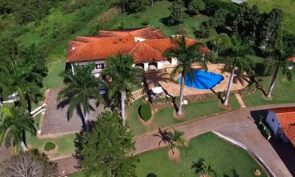 Haras em piracaia sp casa sede com 5 dormitórios sendo 4 suítes, sala ampla com 3 ambientes integrados, cozinha com armários planejados, piscina com aquecimento, sauna, pomares, quadra poliesportiva, 