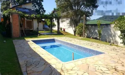 Casa térrea no condomínio vila dom pedro em atibaia sp. são 3 dormitórios sendo 1 suíte, sala vários ambientes,  mezanino, cozinha conceito aberto,  espaço gourmet,  piscina aquecida com cascata