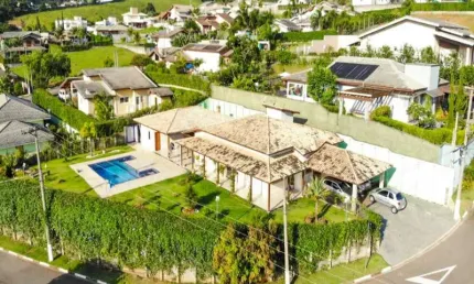 Casa a venda térrea no condomínio serra da estrela em atibaia. 5 dormitórios, piscina, churrasqueira e amplo espaço gramado.