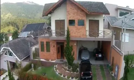 Casa no condomínio água verde em atibaia sp são 4 dormitórios sendo 3 suítes, piscina e churrasqueira.