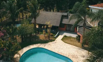 Casa térrea em Atibaia, 3 dorm sendo 1 suíte, área gourmet,  piscina, espaço gramado.