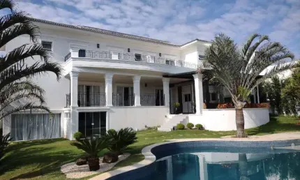 Imponente Residência de Luxo no Condomínio Flamboyant em Atibaia-SP: 5 Quartos, 5 Suítes, 3 Salas, 7 Banheiros, 4 Vagas, 750m².