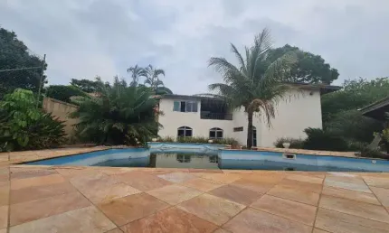 Sobrado em bairro nobre, próximo ao centro de atibaia,  são 4 dormitórios sendo 2 suítes