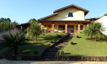Casa no condomínio estância dos lagos em atibaia com 4 dormitórios, piscina, churrasqueira, amplo espaço gramado.