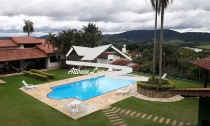 Casa no Condomínio Alpes Douro com 4 dormitórios sendo 2 suítes master uma delas com hidro.