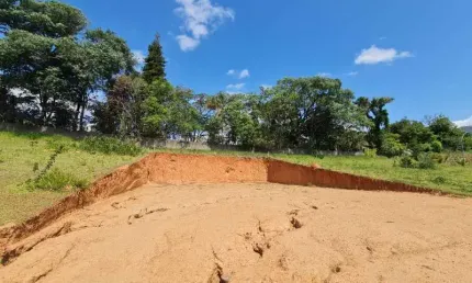 Terreno no condomínio itaporã em atibaia.  são 735 m2 com uma excelente topografia e com projeto aprovado na prefeitura e no condomínio.