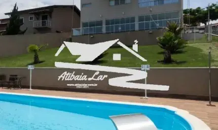 Casa em estilo Neo clássico, nova com 4 suítes todas com armários planejados e ar condicionado