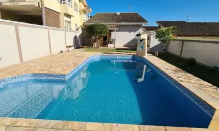 Casa térrea em atibaia próximo a al. lucas nogueira garcez, piscina área gourmet, edícula.