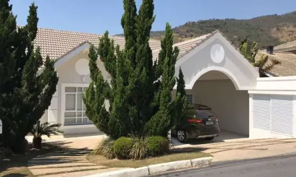 Casa de Alto Padrão no Condomínio Flamboyant, são 5 suítes com armários, sendo 1 master com hidro, sala vários ambientes, cozinha planejada, salão de festas, lavabo, área gourmet, piscina