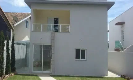 Casa no Condomínio Pedra Grande em Atibaia SP. Muito bem localizado próximo a colégios, supermercados, bancos, farmácias, etc...
