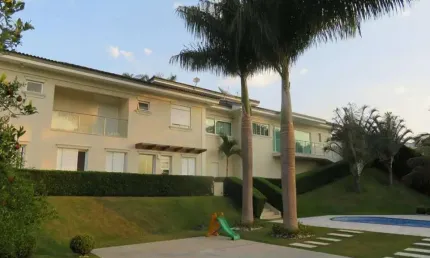 Casa térrea no Condomínio  Flamboyant!! No melhor condomínio dentro da cidade, ótima casa térrea, muito bem conservada, clean, fino acabamento para pessoas de bom gosto e que valorizam uma boa constru