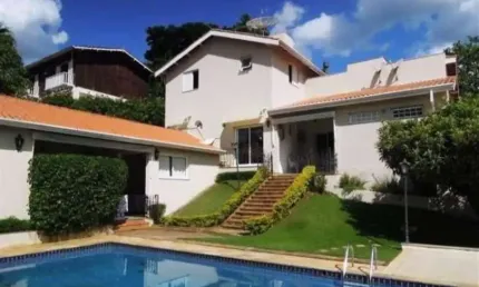 Casa com 05 dormitórios sendo 02 suítes, closet, suite master, armário embutido  churrasqueira, forgão à lenha, piscina, sauna, pomar, edicula;