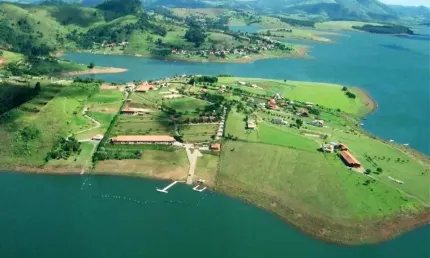 Terreno no condomínio clube jaguari, com 5.003,33 m2 e projeto aprovado de 385,97 m2 na matrícula pé na água.