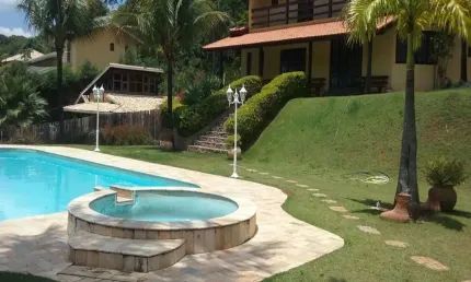 Casa no Condomínio Alpes Douro.  São 4 dormitórios, sendo 1 suíte todos com armários