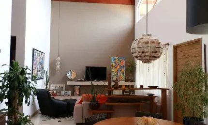 Casa em condomínio fechado com 1 suíte máster (banheiro da  suíte     com banheira de hidromassagem e armários),  2  dormitórios (1 com móveis planejados), 1 home office