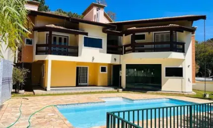 Casa no Condomínio Flamboyant em Atibaia com 4 suítes sendo 2 com hidro e sacadas. Piscina, área gourmet, campo de futebol gramado.