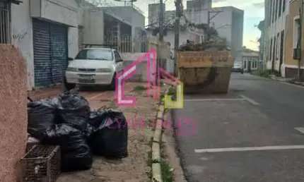 Casa à Venda no CENTRO , Cuiabá - MT, à 300 m da Praça da Mandioca, 5 vagas,  280 m² úteis, Não faz
