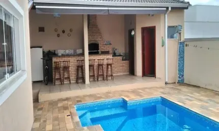 Sobrado à venda no Condomínio Lago da Serra, em Araçoiaba da Serra -SP.