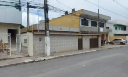 VENDO EXCELENTE CASA COM 3QTS SENDO UM SUÍTE E CLOSET.