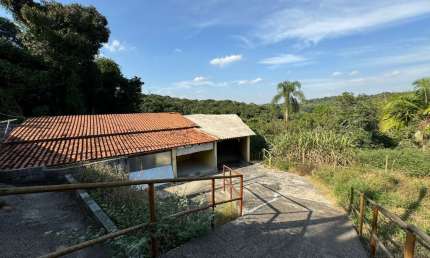 Excelente localização, próximo da estrada principal