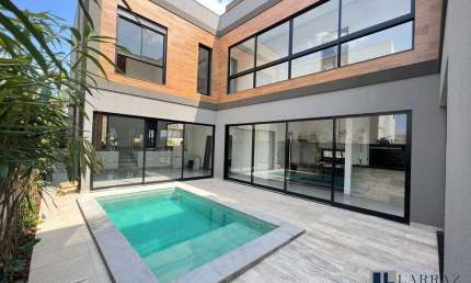 Maravilhoso sobrado novo alto padrão para venda na Vila do Golfe no charmoso Condominio terra de Siena, 4 suites, gourmet e piscina em 307 m2 construi