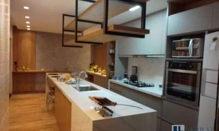Lindo sobrado para venda no Centro de São Joaquim da Barra-SP, 4 dormitoios sendo 1 suite, varanda gourmet e piscina em 300 m2 construidos