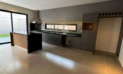 Linda casa nova para venda no charmoso Vila do Golfe, Cond. Quinta dos Ventos, 4 suites com 1 master, gourmet e piscina em 396 m2 de área total. Lazer