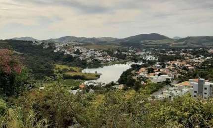 Excelente lote para venda em Capitolio-MG no Condominio Escarpas do Lago, lote com 603 m2, medindo 15 x 43,5 m localizado na parte alta com linda vist