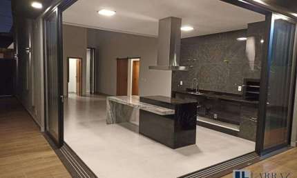 Linda casa nova alto padrão para venda no Portal da Mata, 3 suites com 1 master, gourmet e piscina em 300 m2 de area total, lazer no condomínio, porta