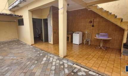 Casa para venda no Parque dos Bandeirantes, cômodos amplos, 3 dormitorios sendo 1 suite mais edícula em 262 m2 de área total