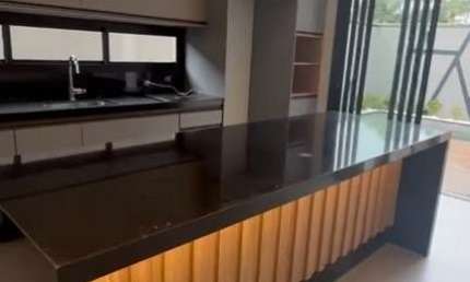 Linda casa nova alto padrao para venda no charmoso Cond Alto do Castelo, 3 suites, gourmet e piscina em 193 m2 de área construída, lazer no condomínio