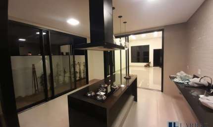 Casa nova alto padrão para venda no Portal da Mata, 3 suites com 1 master, gourmet e piscina em 300 m2 de area total, lazer no condomínio, portaria 24